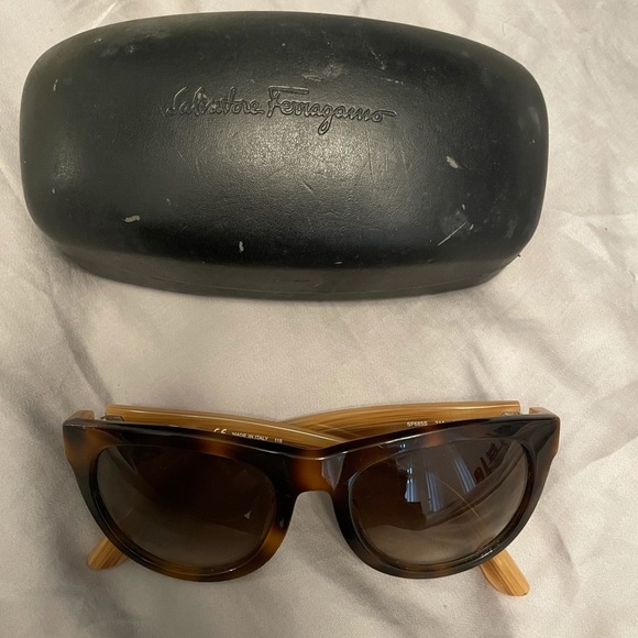 Ferragamo sunglasses with case main image 4